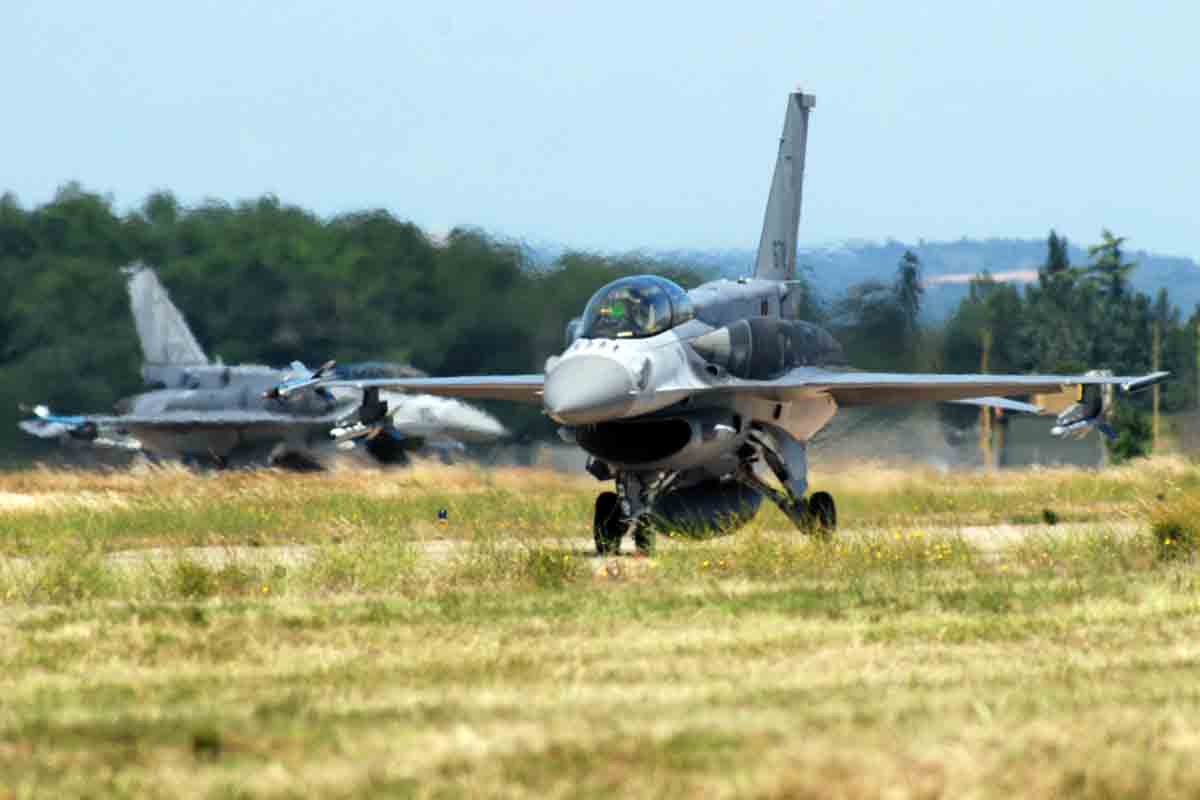 due F-16D+ della RSingAF al rullaggio 9v.af_F-16D 678